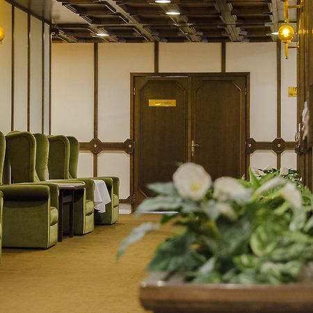 Hotel Konferencia Gyor Bagian luar foto