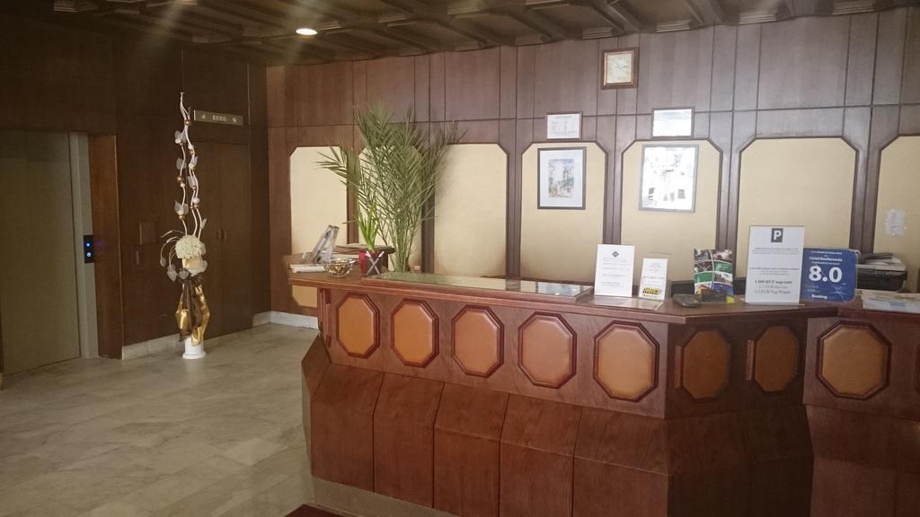 Hotel Konferencia Gyor Bagian luar foto