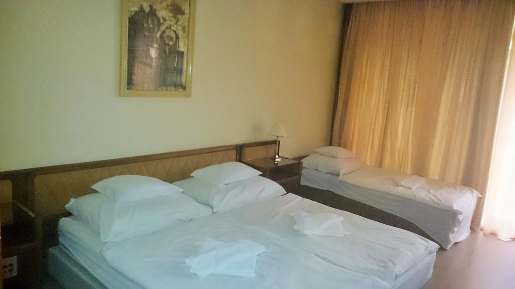 Hotel Konferencia Gyor Bagian luar foto