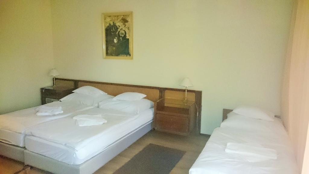 Hotel Konferencia Gyor Bagian luar foto
