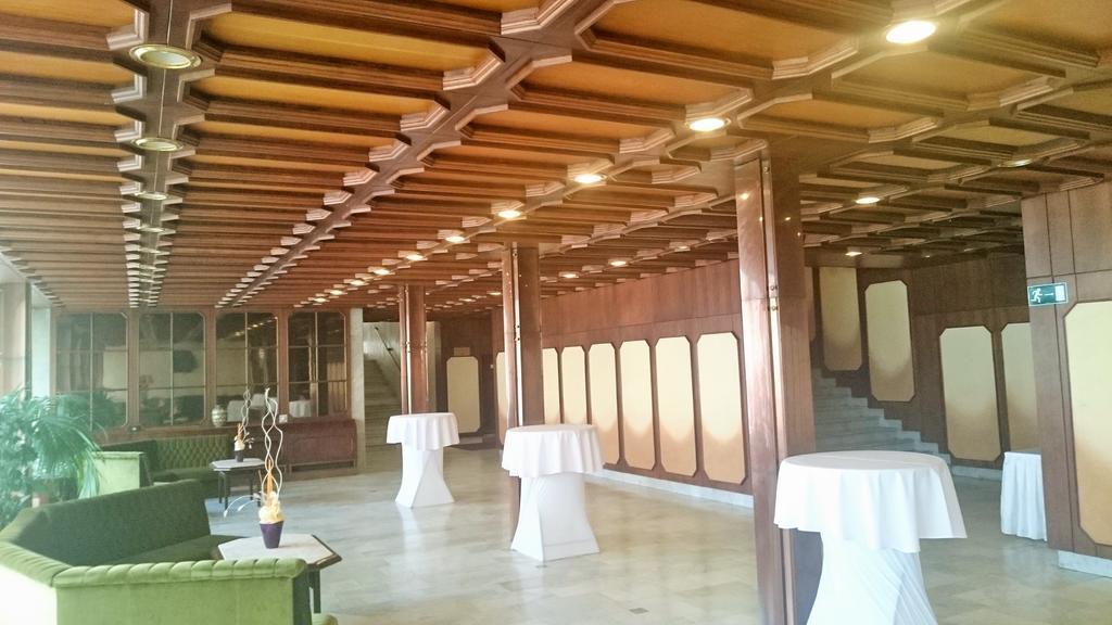 Hotel Konferencia Gyor Bagian luar foto