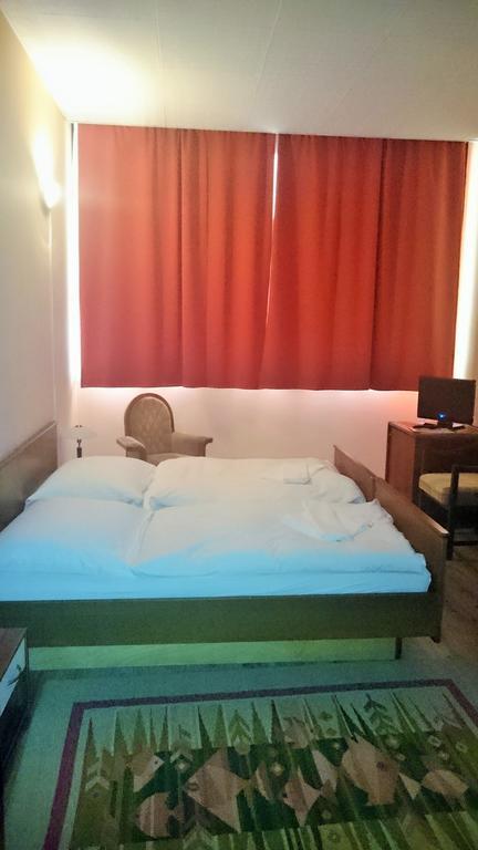 Hotel Konferencia Gyor Bagian luar foto