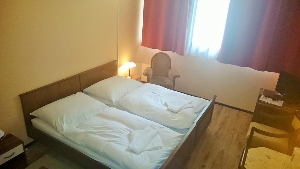 Hotel Konferencia Gyor Bagian luar foto