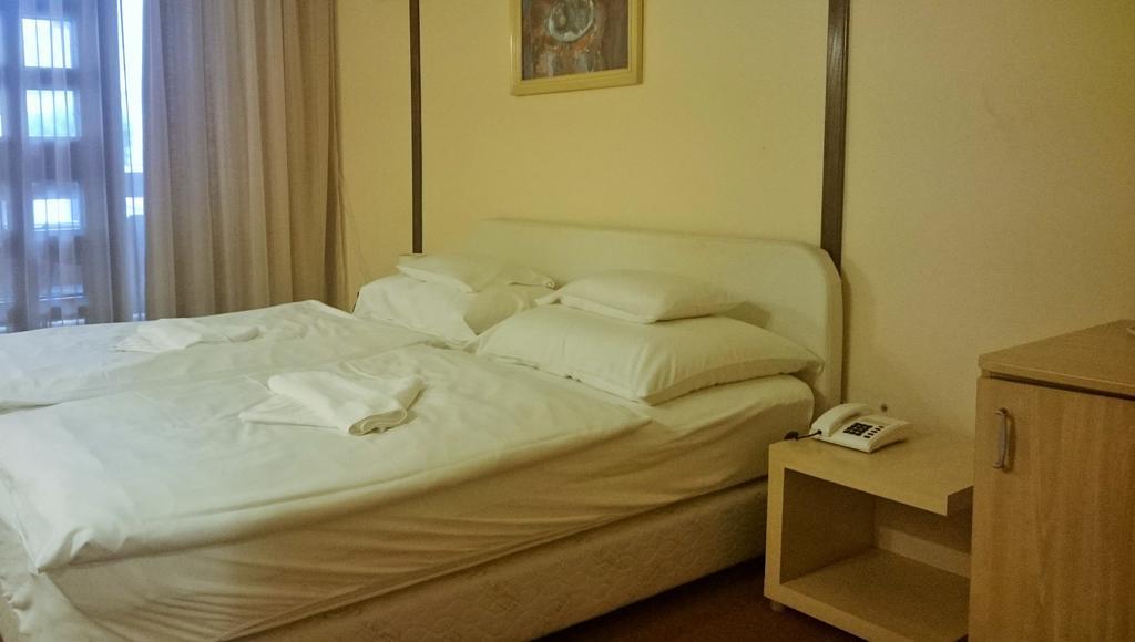 Hotel Konferencia Gyor Bagian luar foto