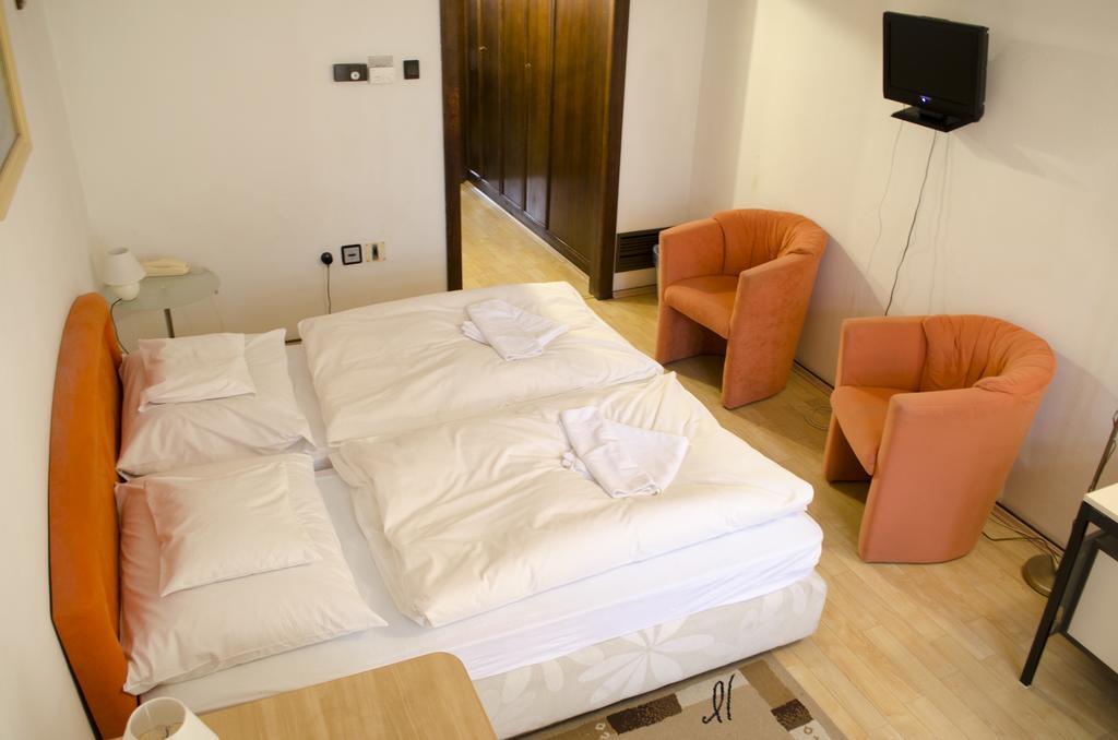 Hotel Konferencia Gyor Bagian luar foto