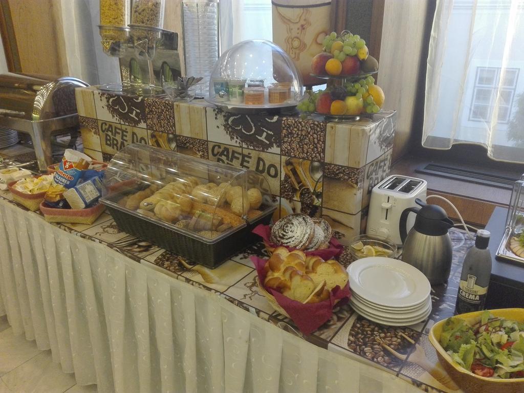 Hotel Konferencia Gyor Bagian luar foto