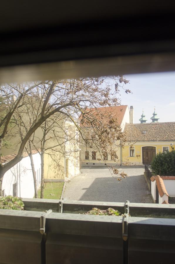 Hotel Konferencia Gyor Bagian luar foto