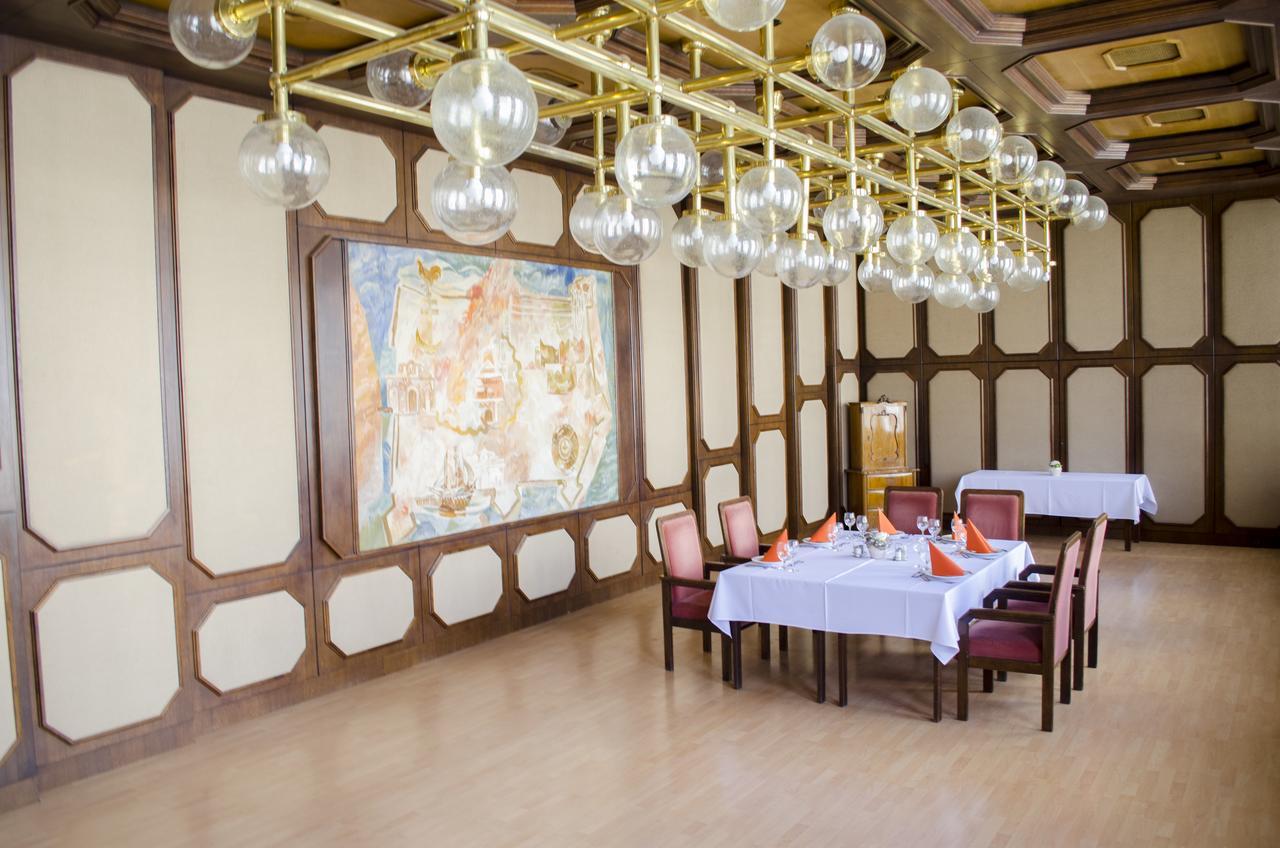 Hotel Konferencia Gyor Bagian luar foto