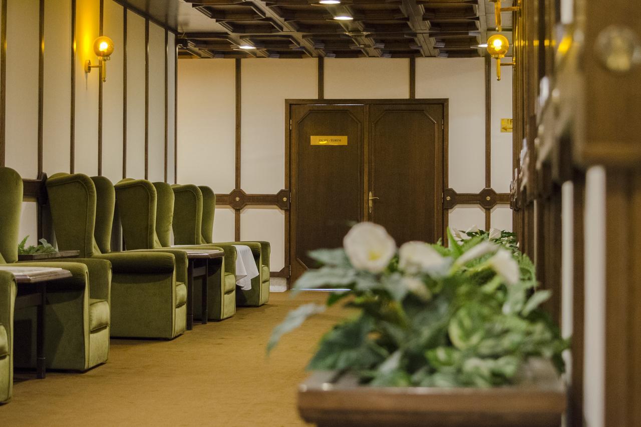 Hotel Konferencia Gyor Bagian luar foto