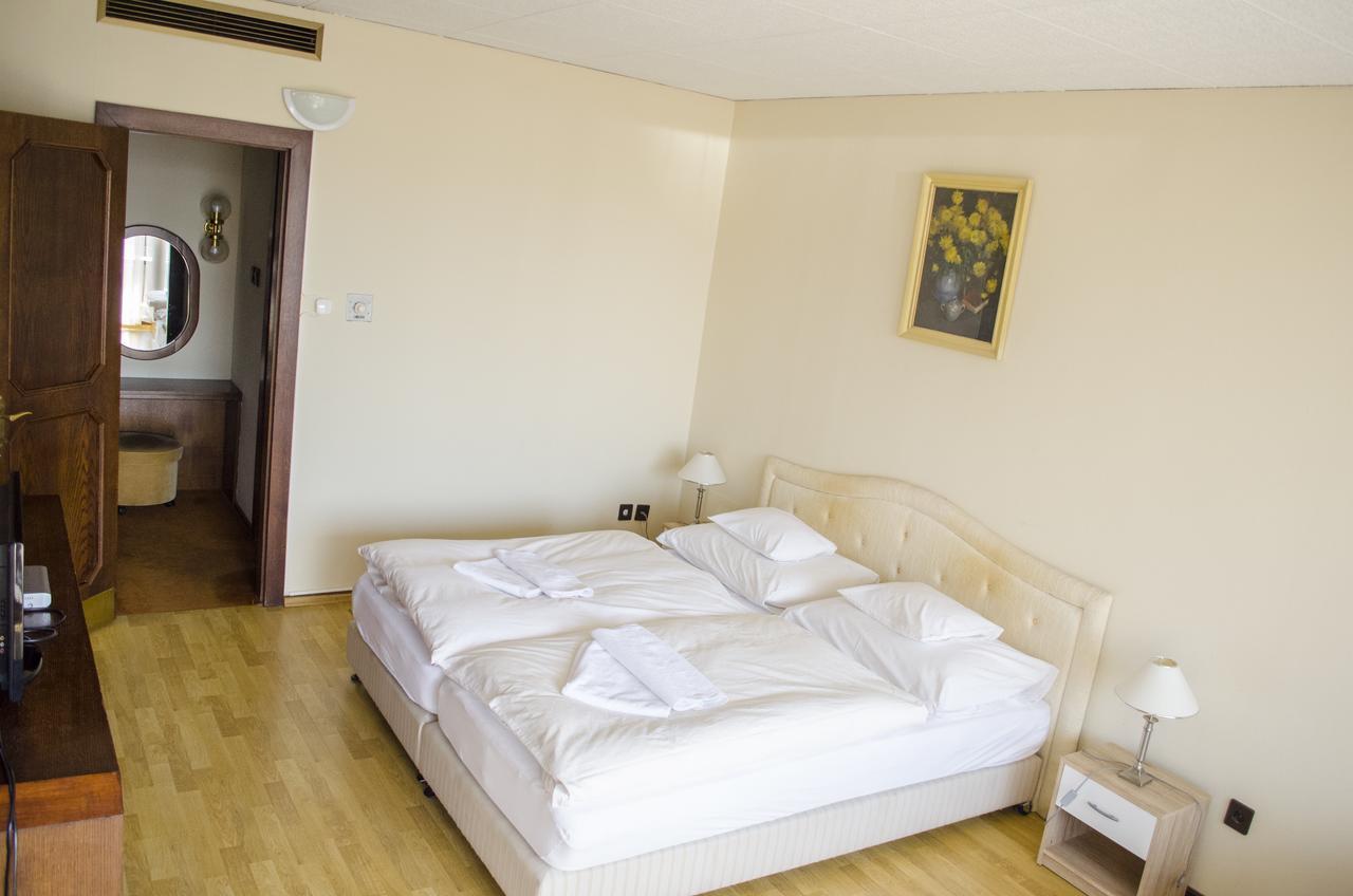 Hotel Konferencia Gyor Bagian luar foto