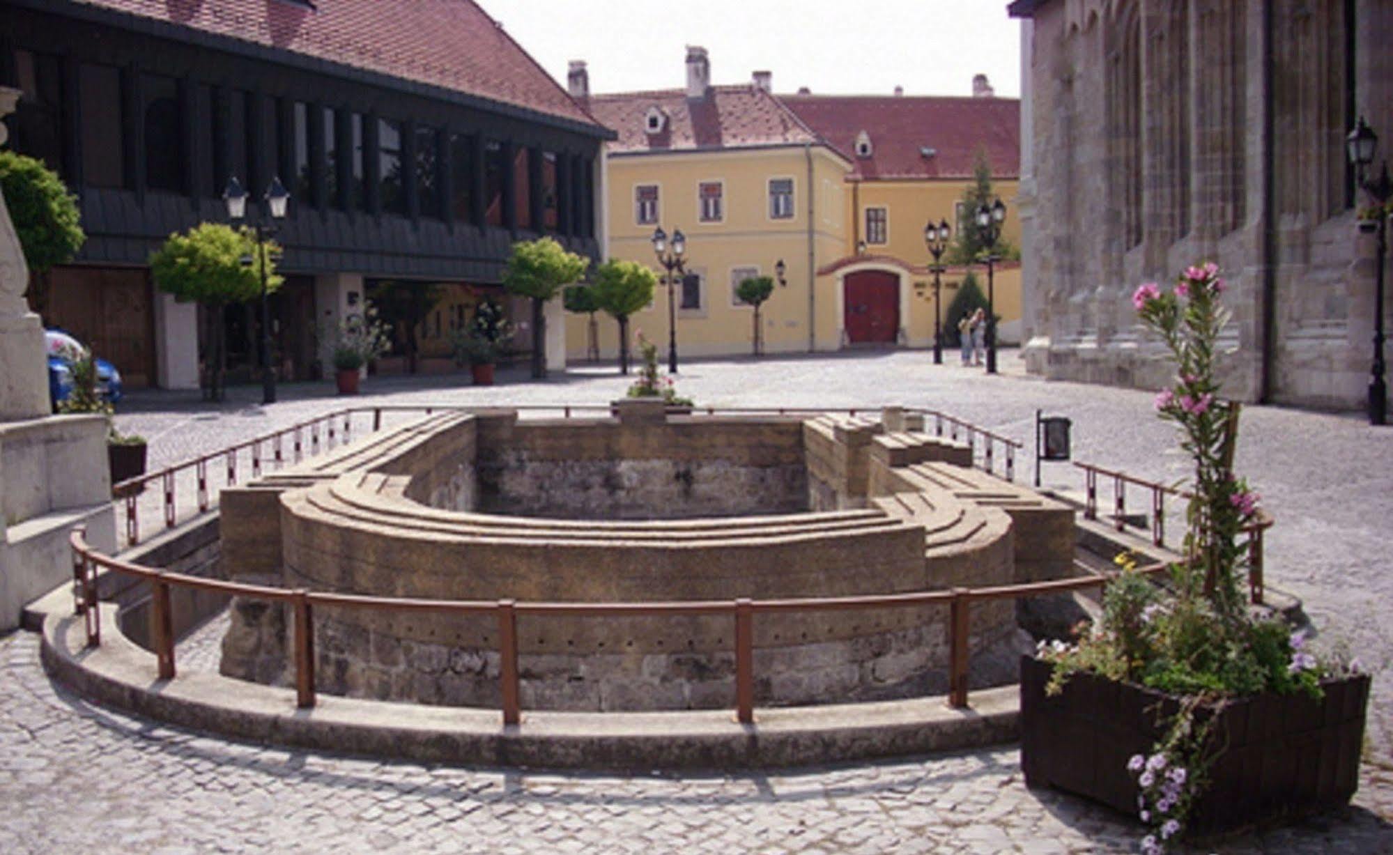 Hotel Konferencia Gyor Bagian luar foto