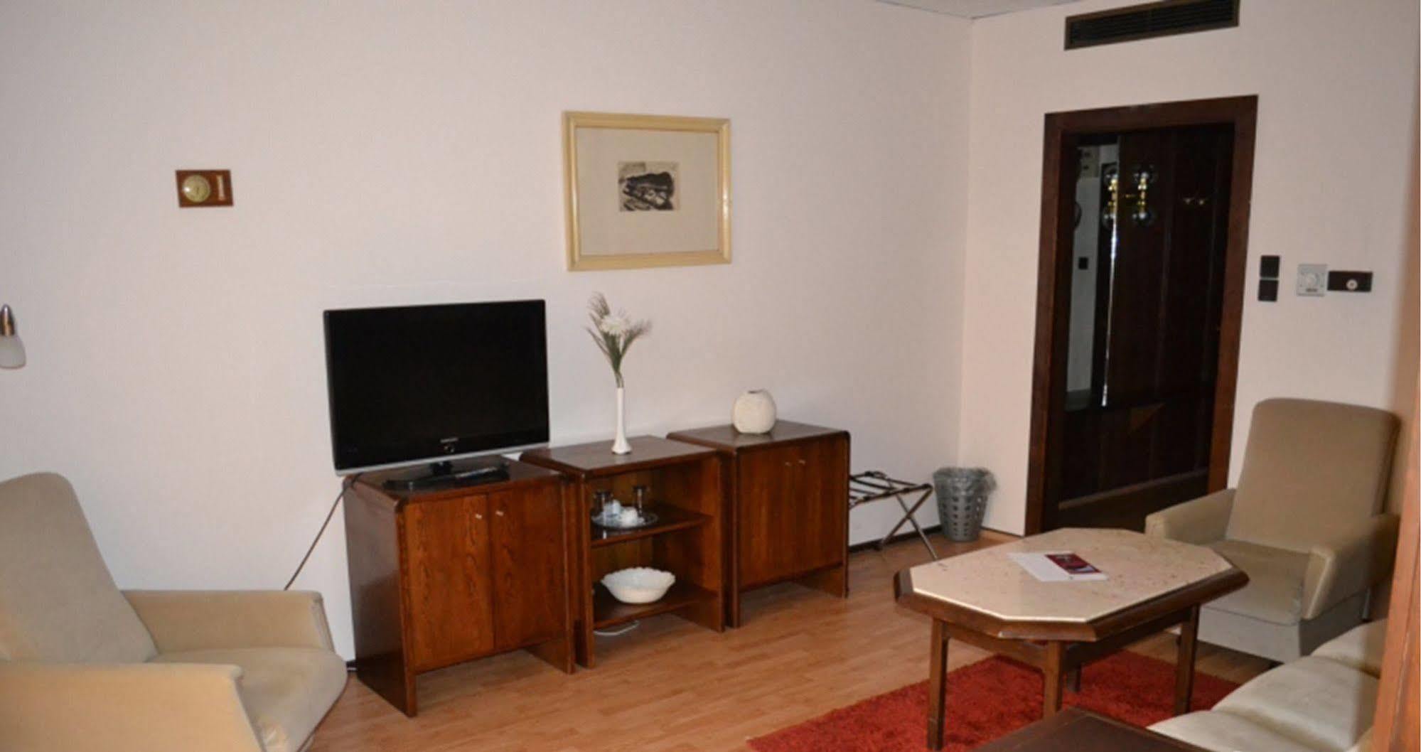 Hotel Konferencia Gyor Bagian luar foto