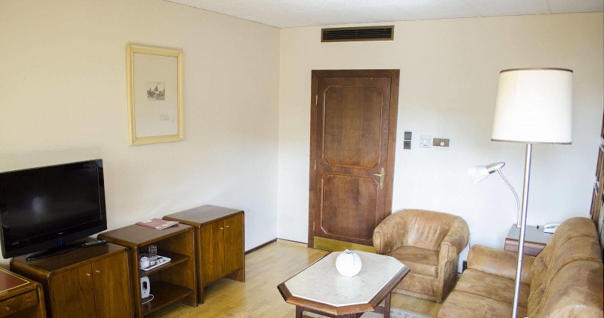 Hotel Konferencia Gyor Bagian luar foto