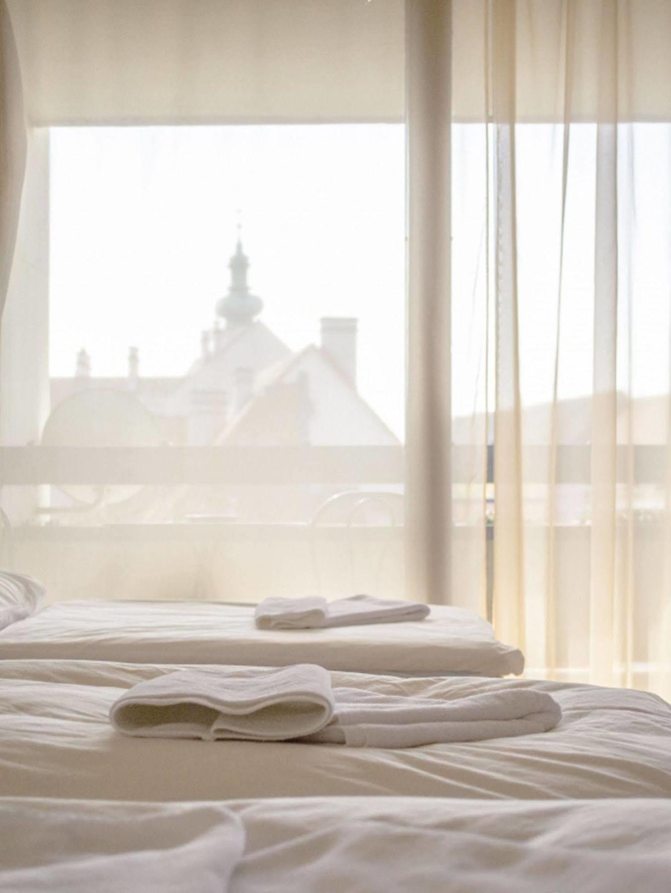 Hotel Konferencia Gyor Bagian luar foto