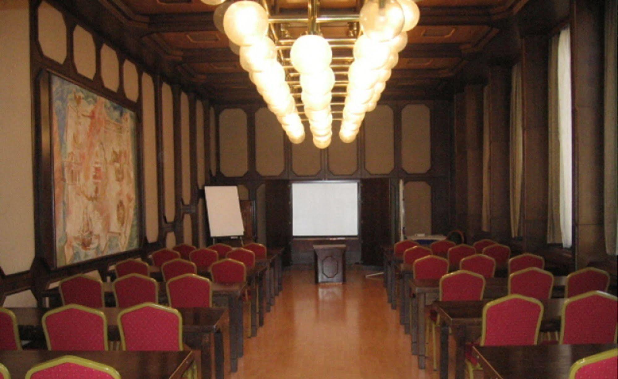 Hotel Konferencia Gyor Bagian luar foto