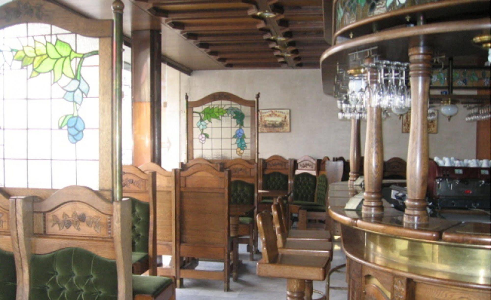 Hotel Konferencia Gyor Bagian luar foto