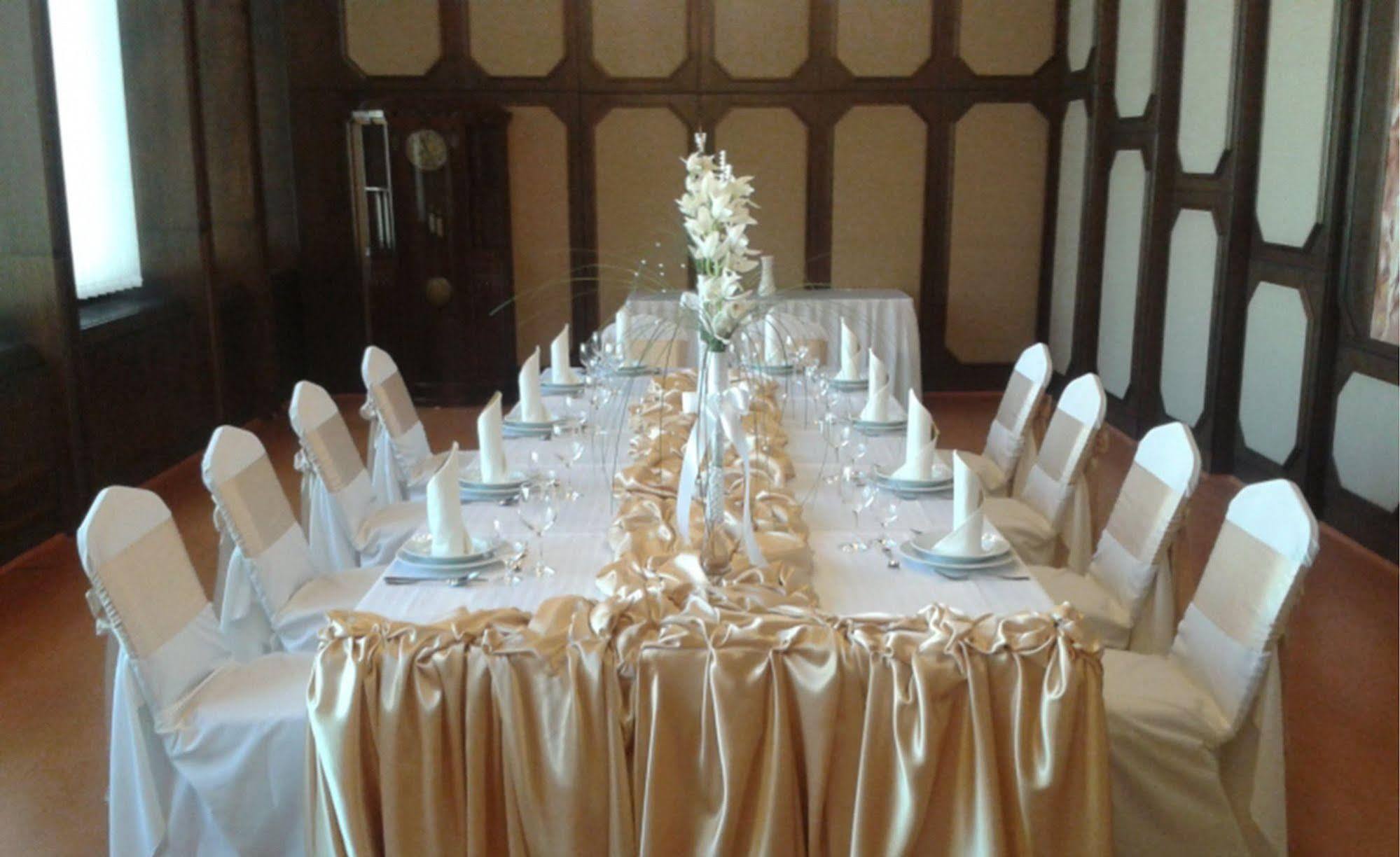 Hotel Konferencia Gyor Bagian luar foto