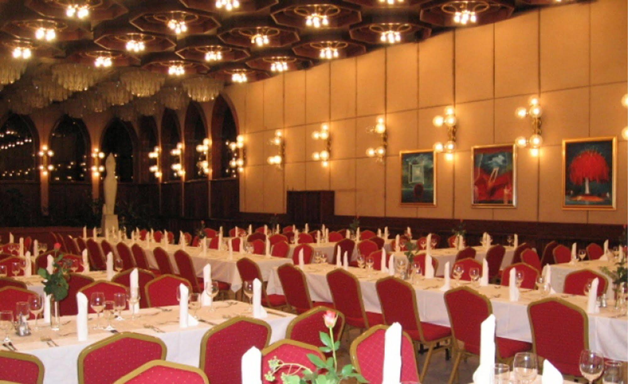 Hotel Konferencia Gyor Bagian luar foto