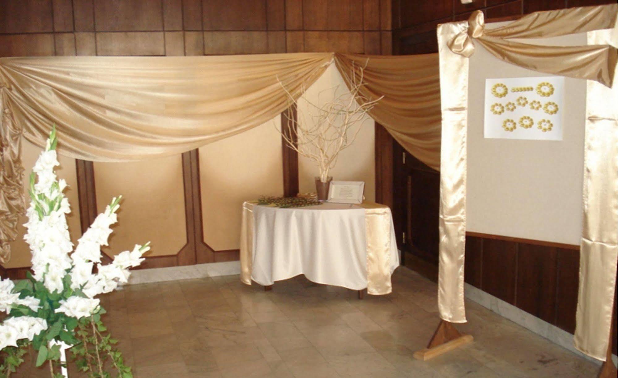 Hotel Konferencia Gyor Bagian luar foto