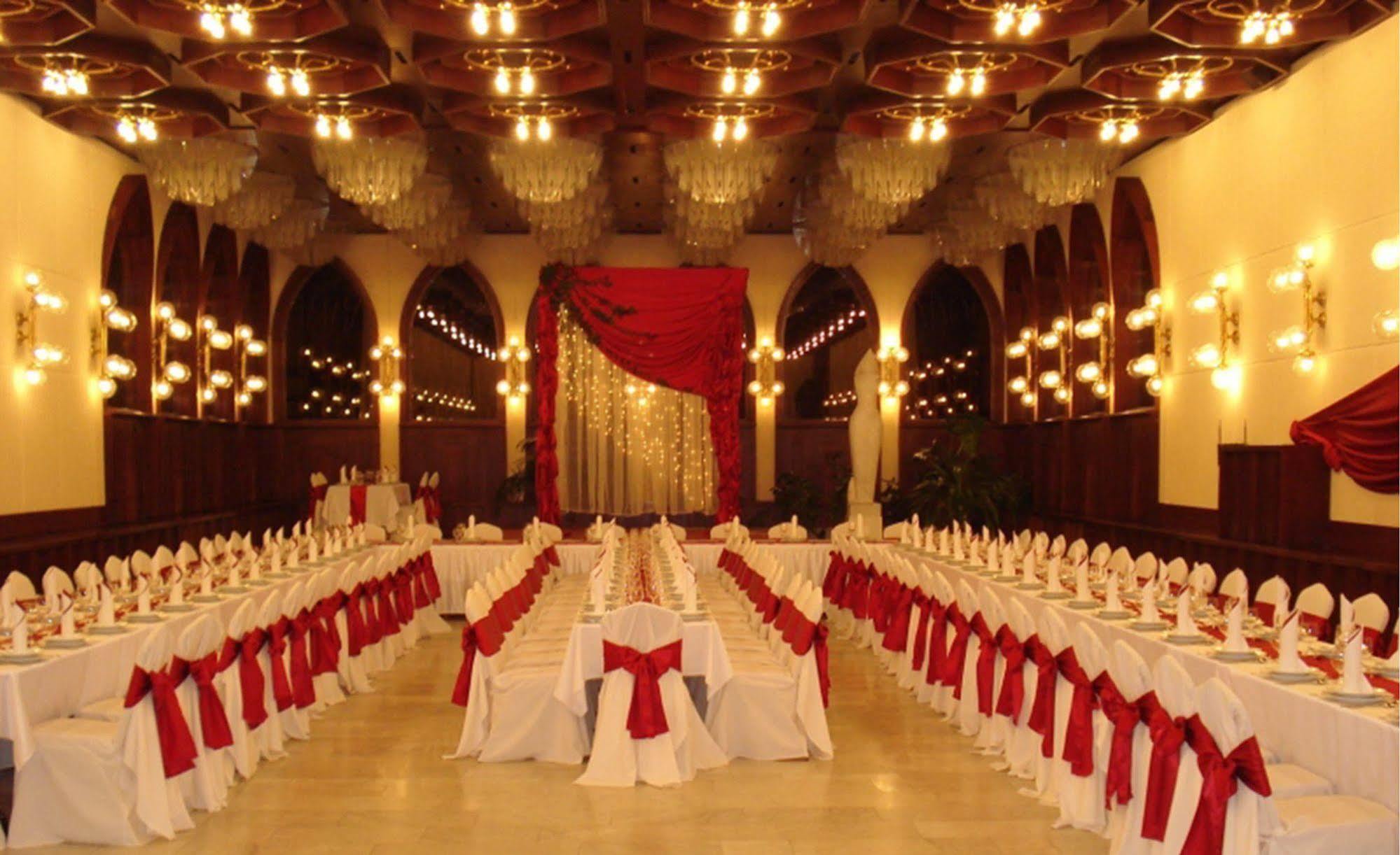 Hotel Konferencia Gyor Bagian luar foto