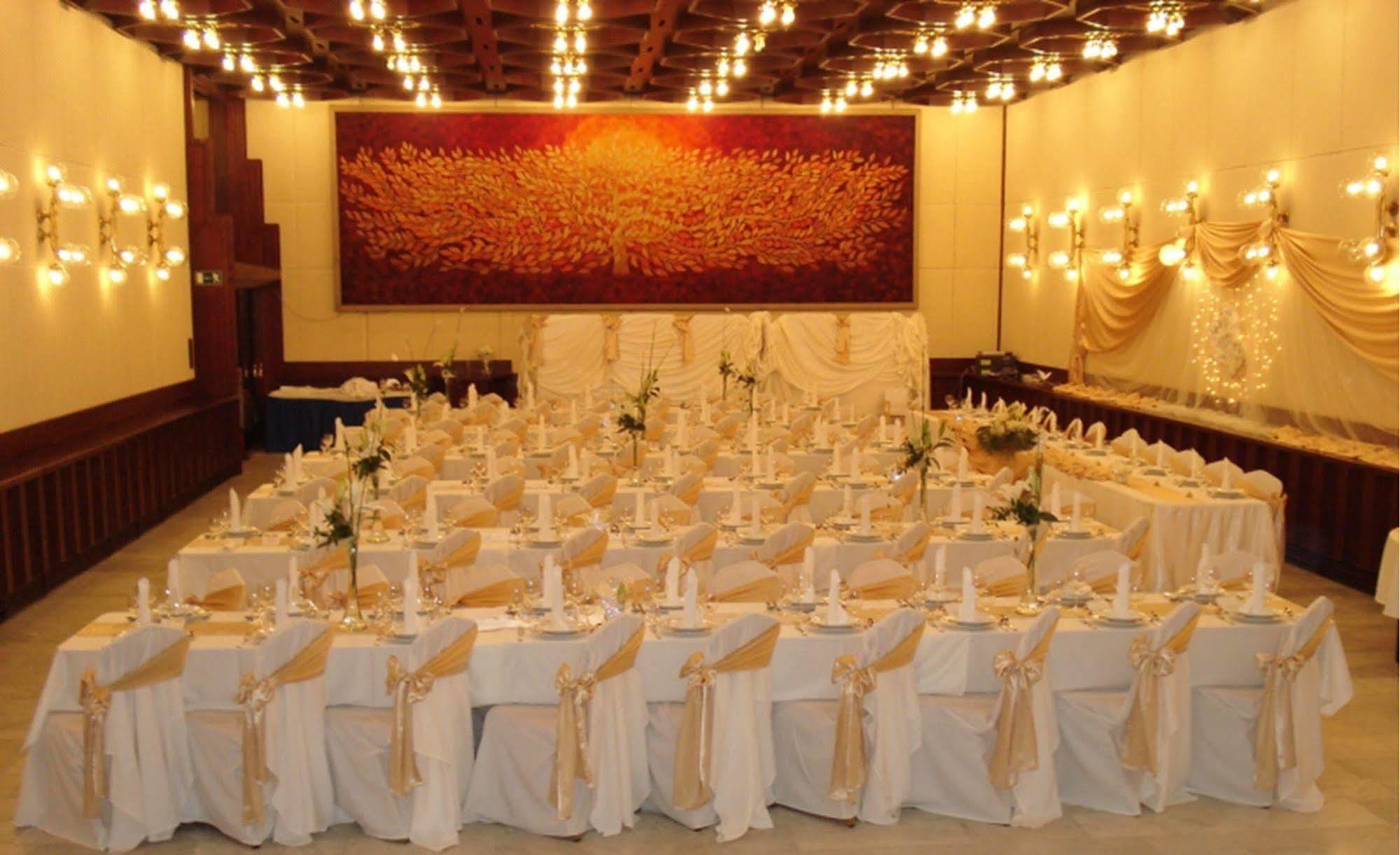 Hotel Konferencia Gyor Bagian luar foto