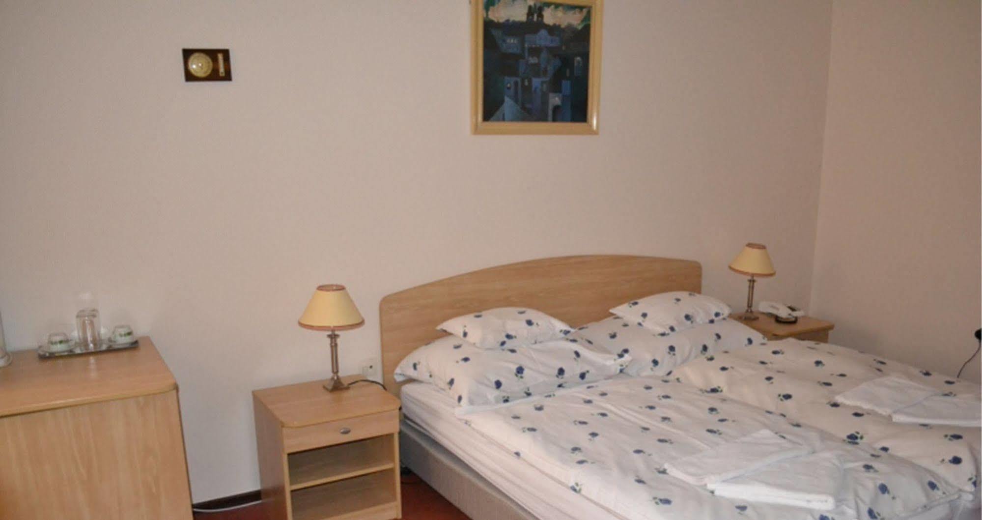 Hotel Konferencia Gyor Bagian luar foto