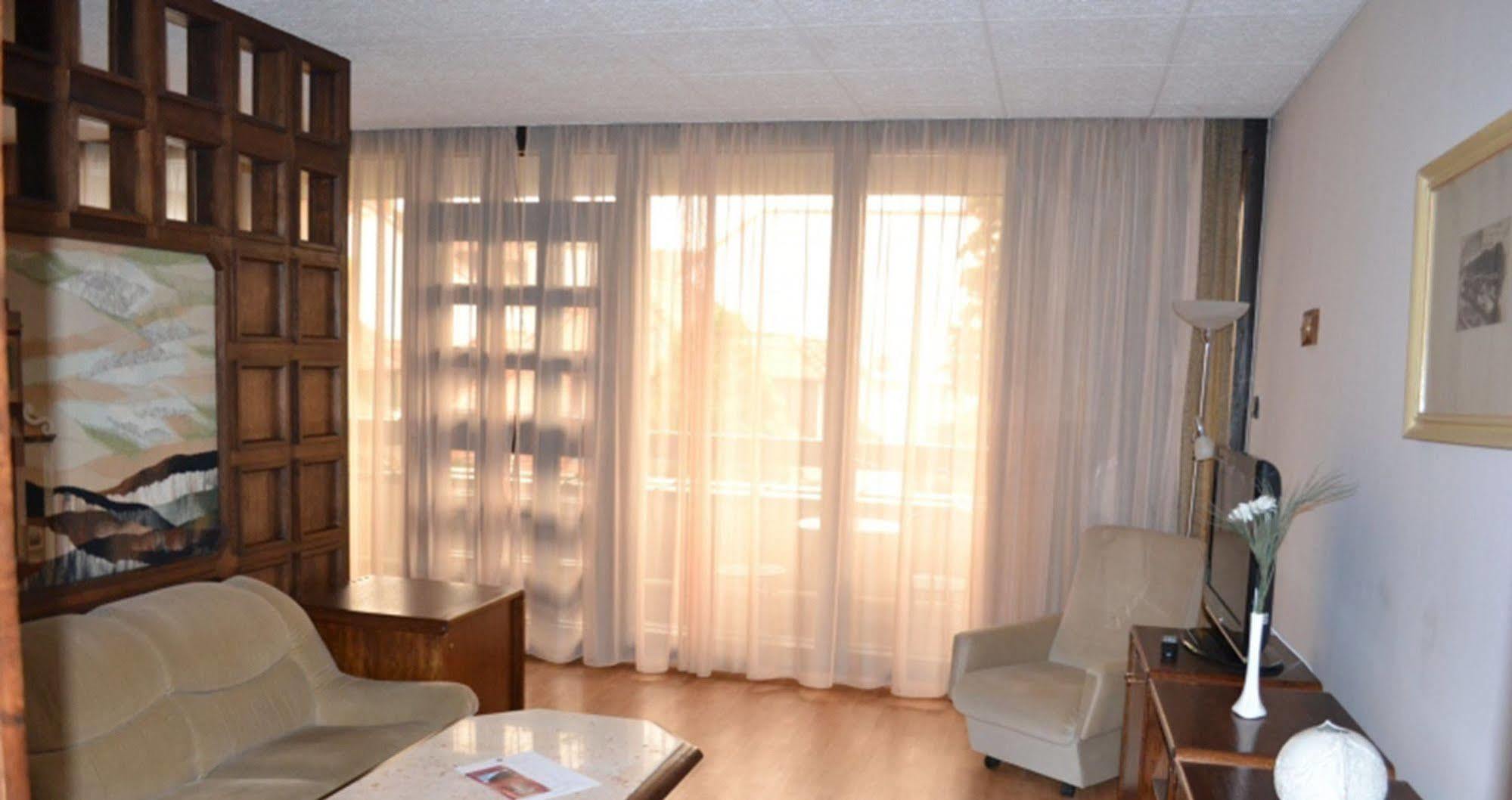 Hotel Konferencia Gyor Bagian luar foto