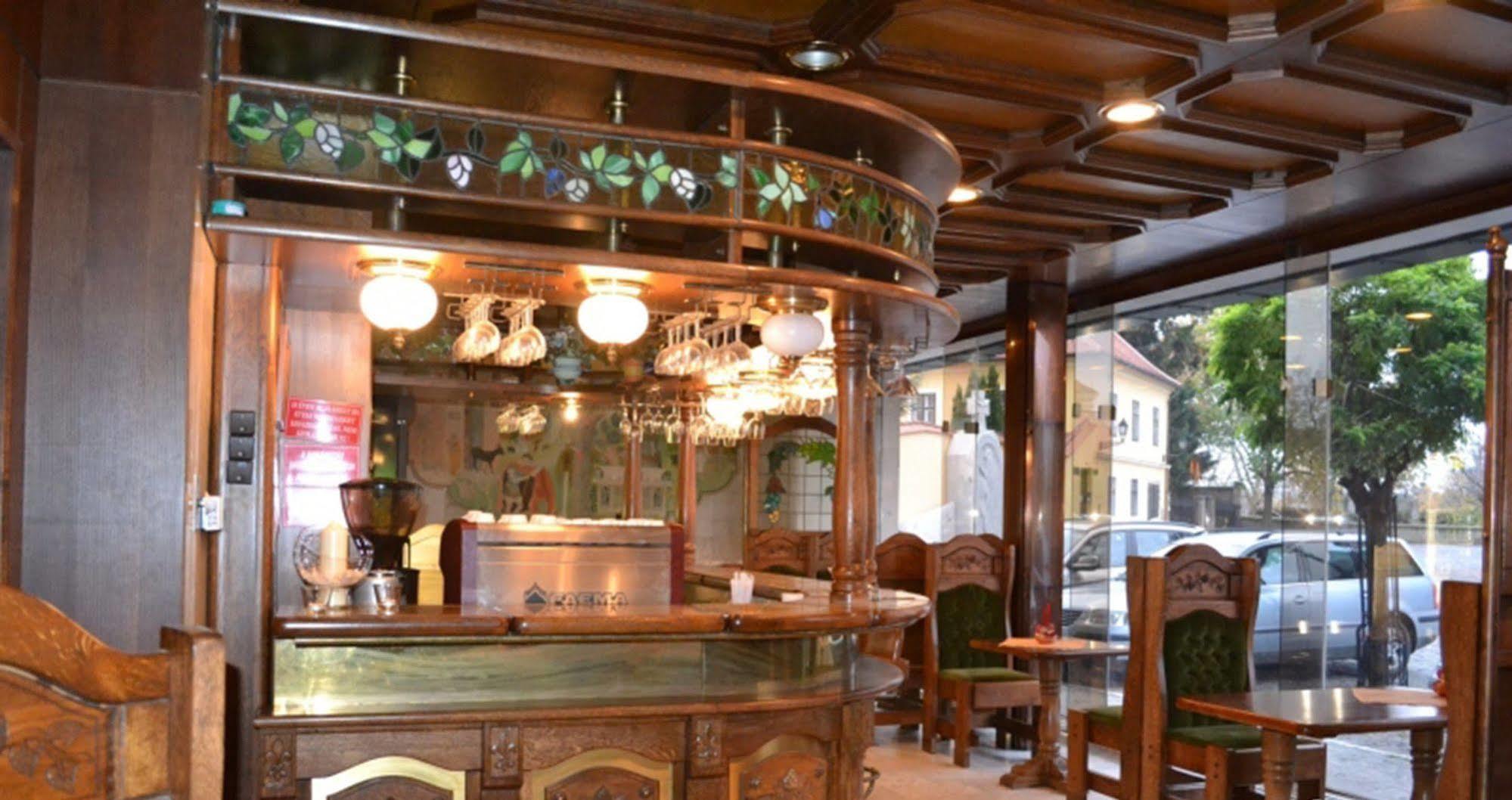 Hotel Konferencia Gyor Bagian luar foto