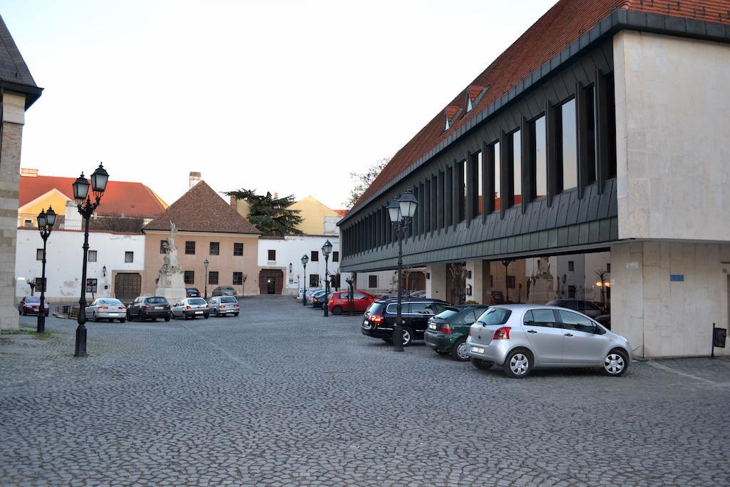 Hotel Konferencia Gyor Bagian luar foto