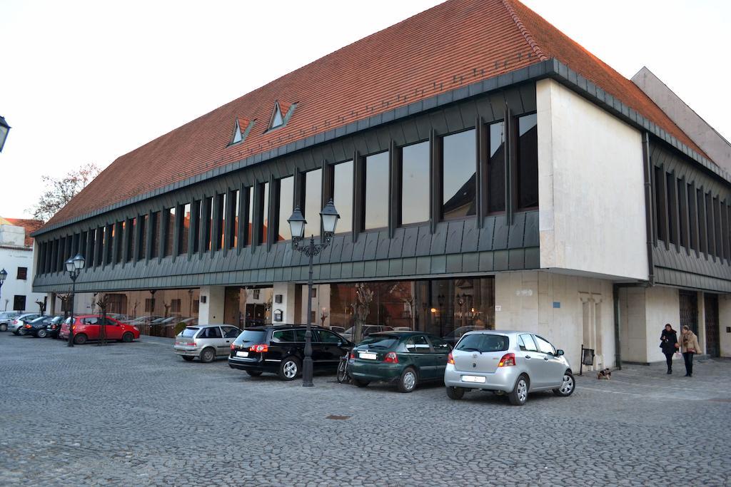 Hotel Konferencia Gyor Bagian luar foto