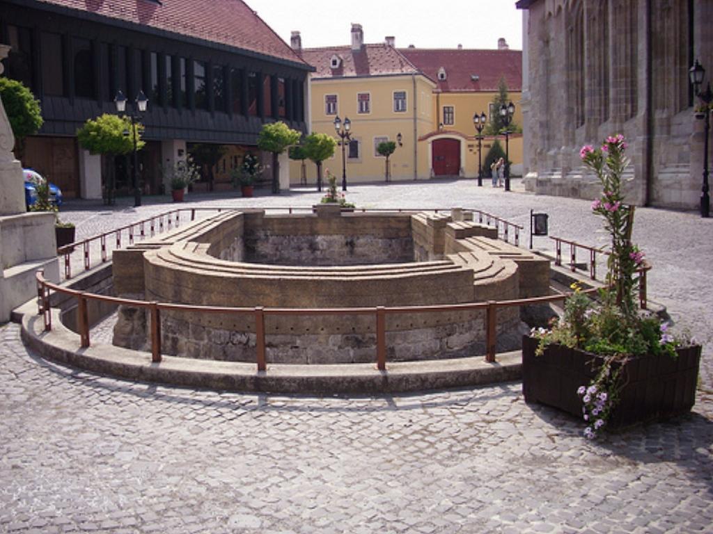Hotel Konferencia Gyor Bagian luar foto